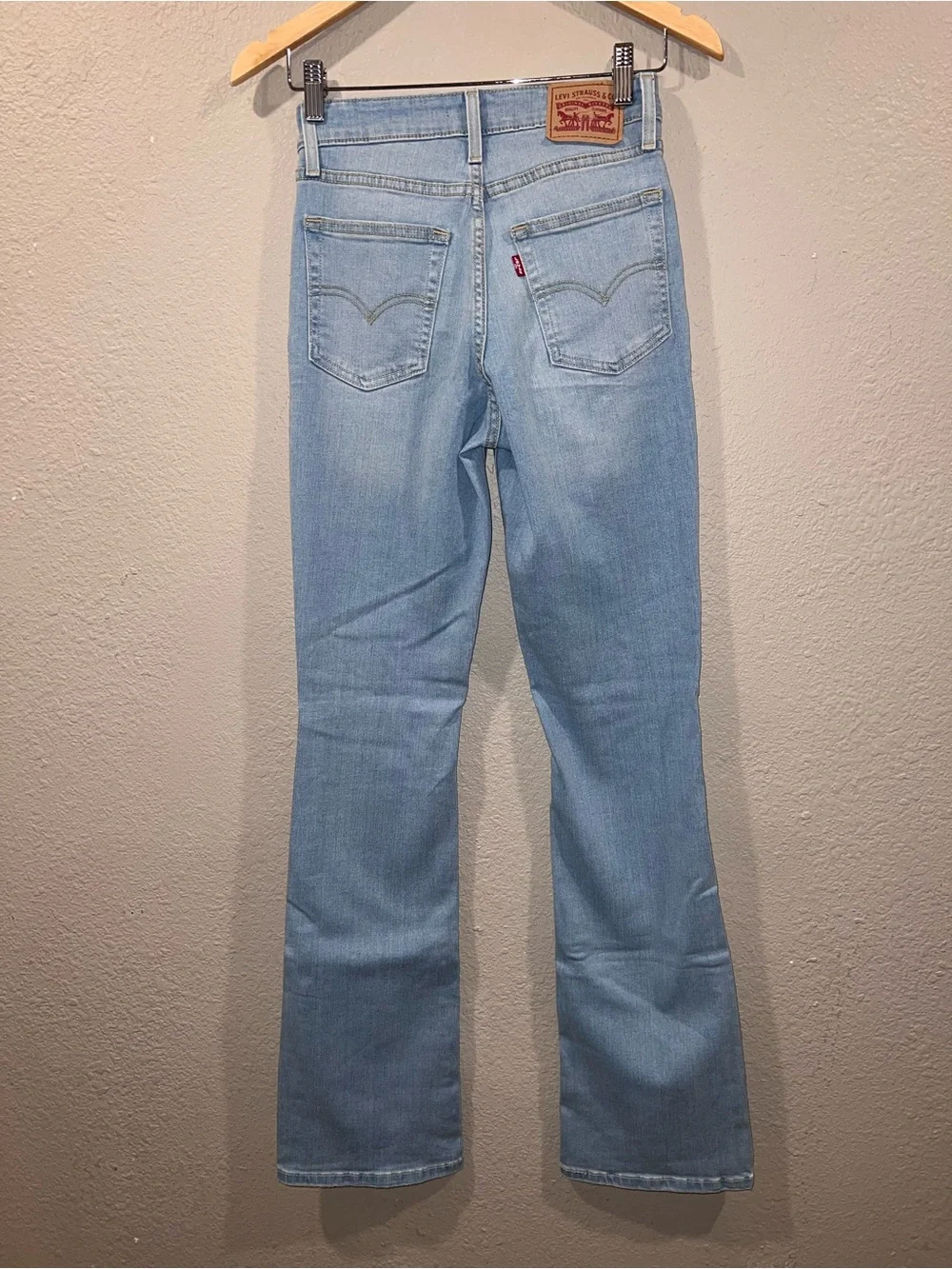 Levis flattering leg